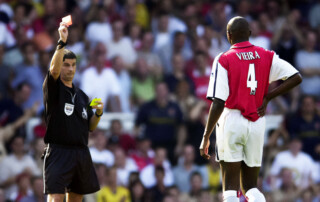 Patrick Vieira Arsenal czerwona kartka sędzia wyrzucony opuszcza murawa boisko pomocnik reprezentacja Francji