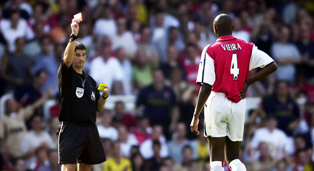 Patrick Vieira Arsenal czerwona kartka sędzia wyrzucony opuszcza murawa boisko pomocnik reprezentacja Francji
